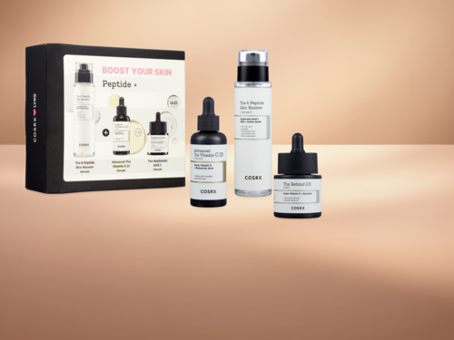 Tre hudvårdsprodukter med pipettlock och pumpförpackning visas framför en box som visar samma produkter och ett "Boost Your Skin"-meddelande.