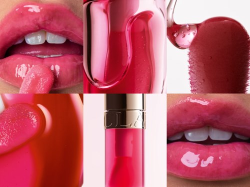 Närbild av läppar med rosa läppstift, läppglansrör och läppprover i olika nyanser.
