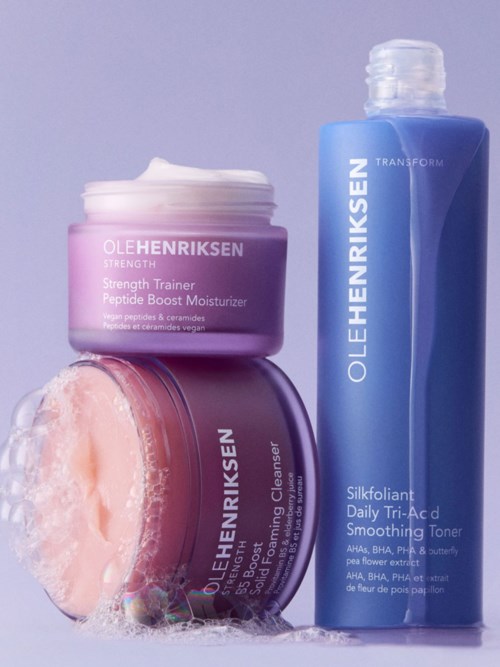 Två hudvårdsprodukter från Ole Henriksen, en rosa kruka med fuktighetskräm och ett blått tonersystem.