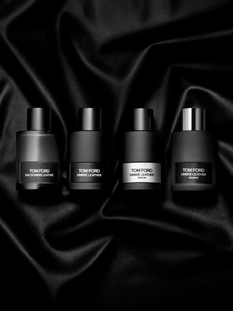 Fire svarte Tom Ford Concealer-flasker i rad på svart satengstoff.