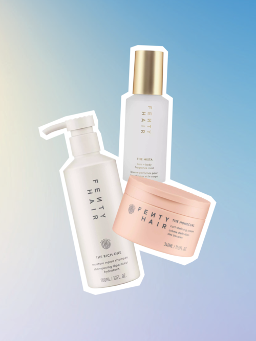 Tre hårvårdsprodukter från Fenty Beauty: en vit pumpflaska, en vit sprejflaska och en rosa burk.