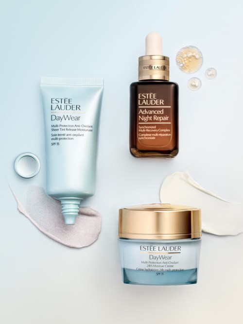 Hudvårdsprodukter inklusive en DayWear fuktighetskräm, Advanced Night Repair serum, och en DayWear kräm på ljus bakgrund.