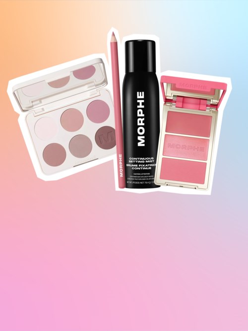 Kosmetiska produkter inklusive en ögonskuggspalett, ett setting spray och ett blushkompakt i rosa nyanser.