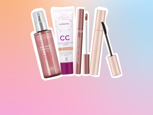 En samling av makeup- och hudvårdsprodukter på en pastellbakgrund, inklusive en foundationflaska, krämrör, läppglans, mascara och ögonpenna.