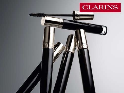 Clarins mascara-rör och borste med en röd Clarins-logga i hörnet.