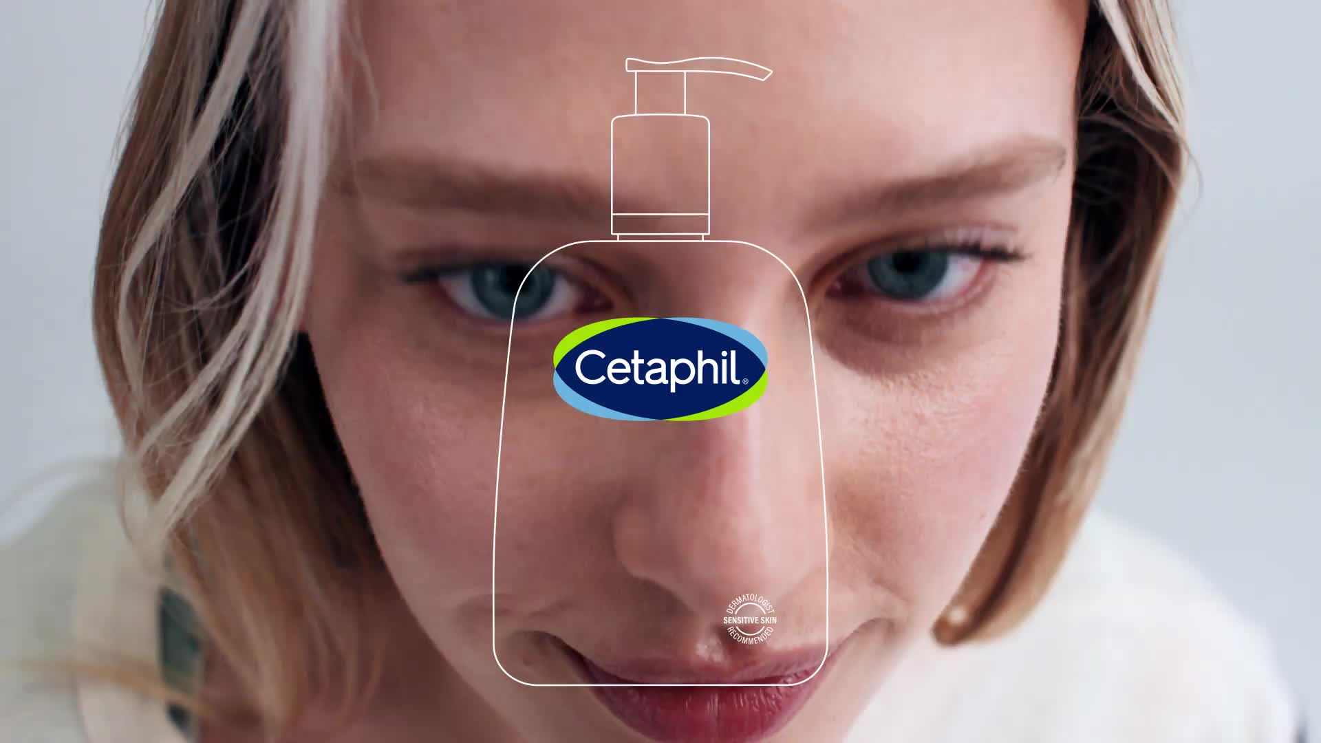 En kvinna med ett hudvårdsprodukt på näsan, med en överlagring som visar en diagram av produkten och varumärket Cetaphil.